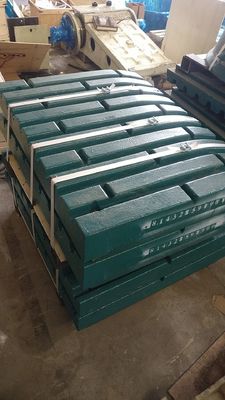 1000 kg de peso Placa de mandíbula de fundição de aço de manganês elevado para triturador de mandíbula C105 C106